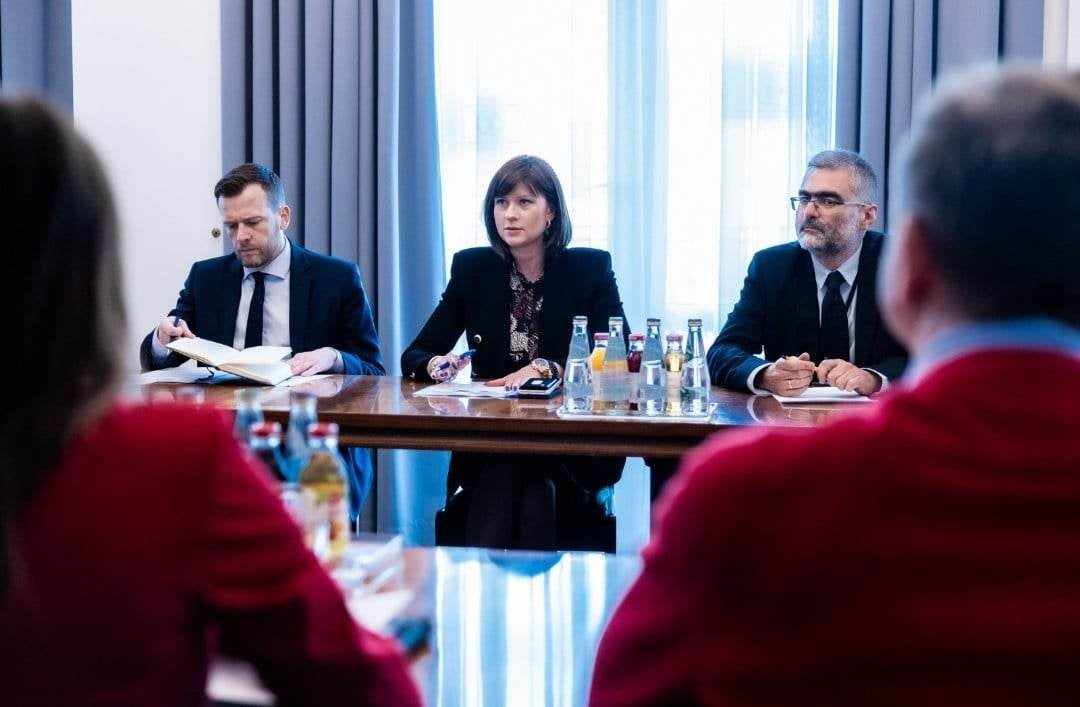 Spotkanie w ministerstwie, Monika FLisek